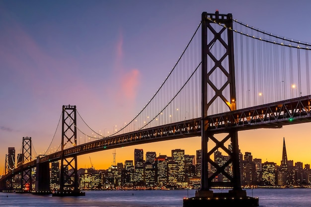 De skyline van Downtow en de beroemde Golden Gate Bridge, San Francisco in Californië, VS bij zonsondergang