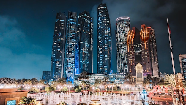 De skyline van een stad met de Dubai-fontein 's nachts