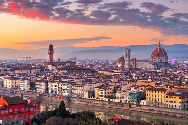 De skyline van Florence in Italië in de schemering