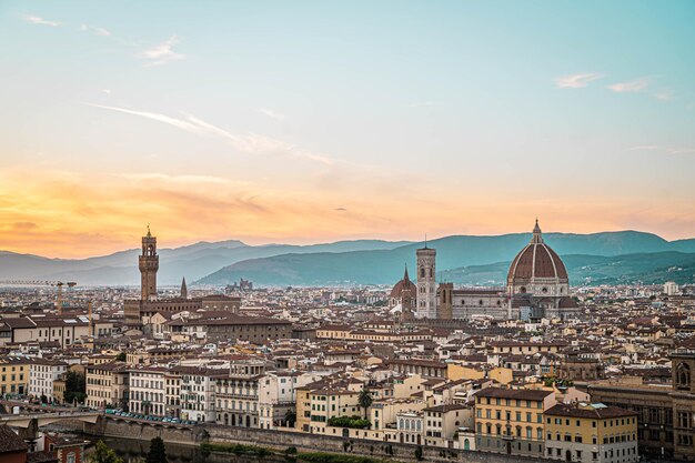 Foto de skyline van florence met zonsondergang met de kathedraal santa maria del fiore