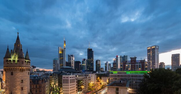 De skyline van Frankfurt en uitzicht op de oude stad in de schemering