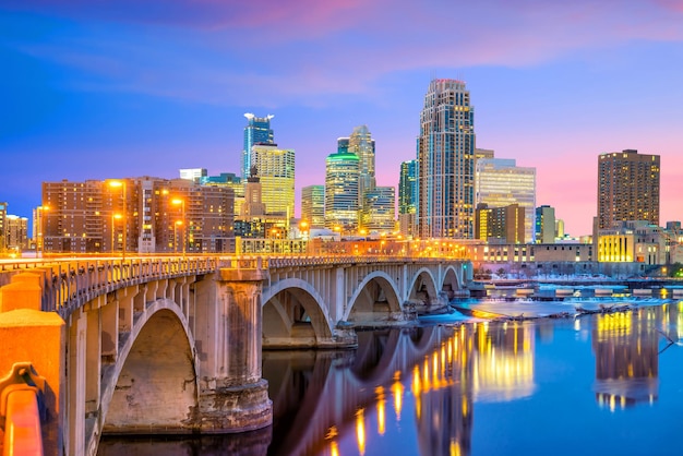 De skyline van het centrum van Minneapolis in Minnesota USA bij zonsondergang