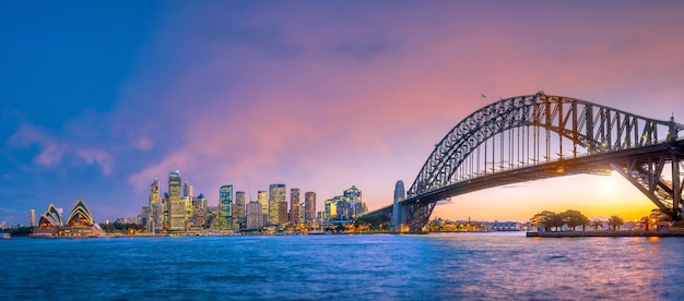 De skyline van het centrum van Sydney in Australië in de schemering