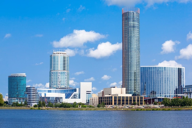 De skyline van het stadscentrum van Yekaterinburg en de rivier de Iset. Ekaterinburg is de vierde grootste stad van Rusland en het centrum van de oblast Sverdlovsk.