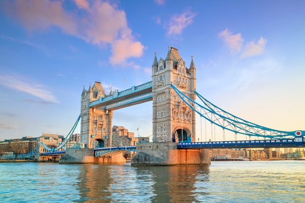 De skyline van Londen met Tower Bridge bij schemering in het Verenigd Koninkrijk.