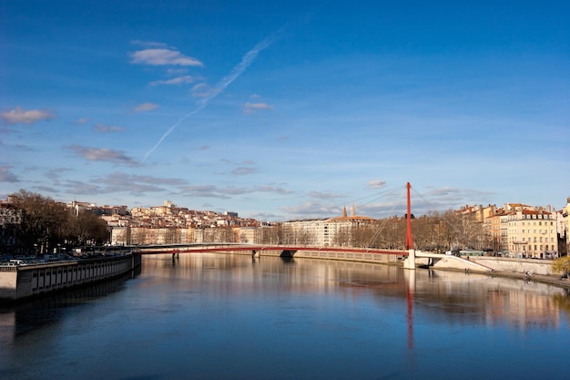 De skyline van Lyon met voetgangersbrug over de rivier de Saone en gebouwen aan de waterkant Frankrijk Europa