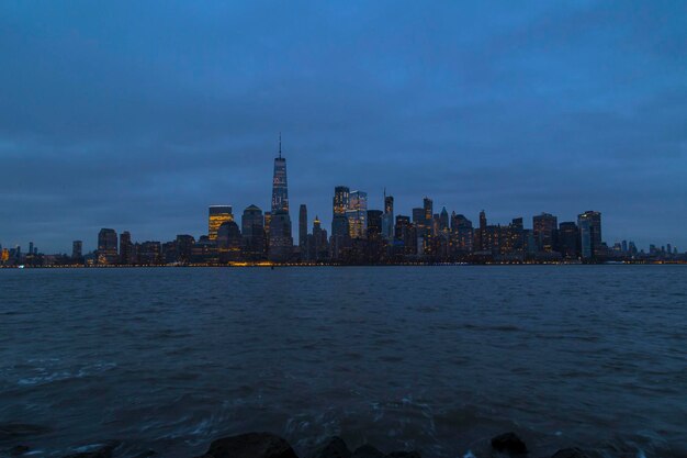 De skyline van Manhattan vanaf de East River