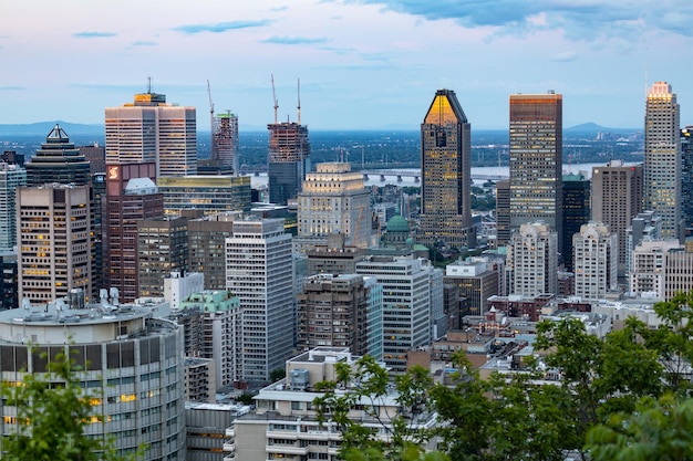 De skyline van Montreal, uitzicht vanaf het Mont Royal-uitkijkpunt in Montreal, Quebec