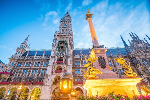 De skyline van München met het stadhuis van de Marienplatz