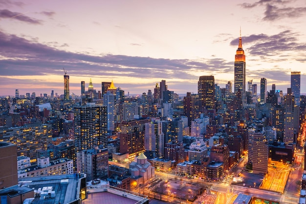 De skyline van New York City bij zonsondergang