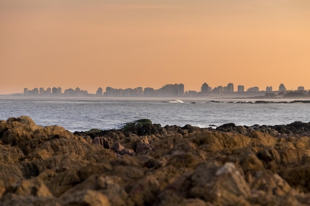 De skyline van Punta del Este van ver gezien tijdens een gouden zonsondergang