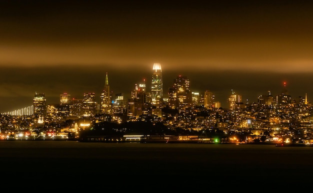 De skyline van San Francisco's nachts.