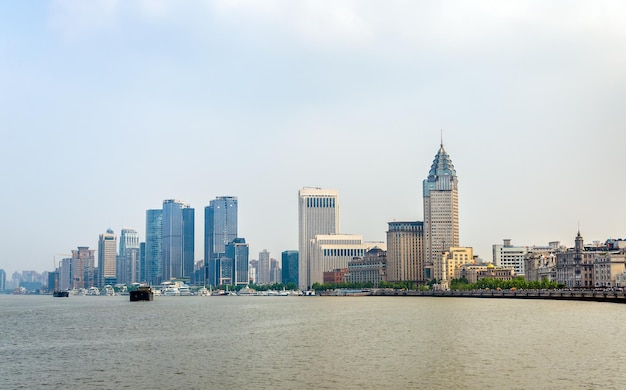 De skyline van Shanghai boven de Huangpu rivier in China