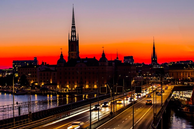 De skyline van Stockholm bij zonsondergang, prachtige zonsondergang over de oude stad Gamla Stan van Stockholm