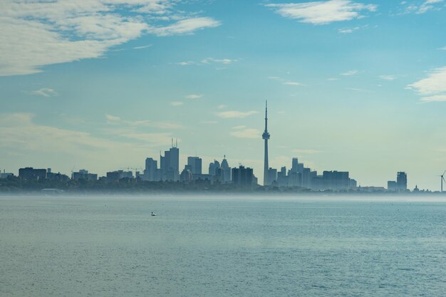 De skyline van Toronto met mist drijvend op de zee