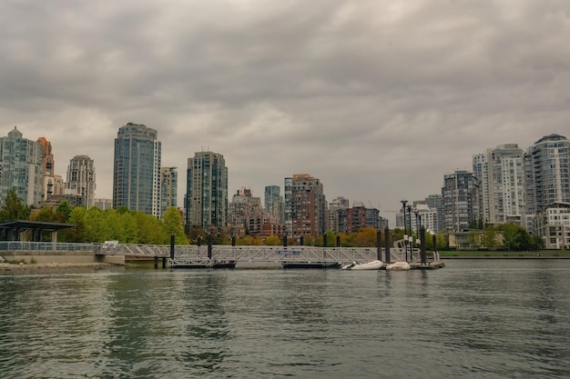 De skyline van Vancouver vanaf het water