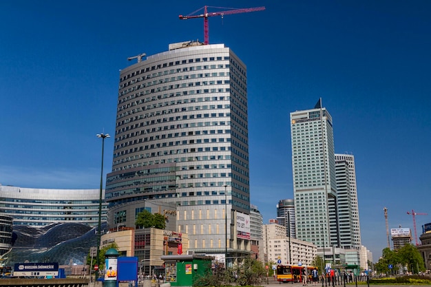 De skyline van Warschau met torens van Warschau