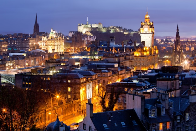 De skylines van edinburgh en kasteel schotland