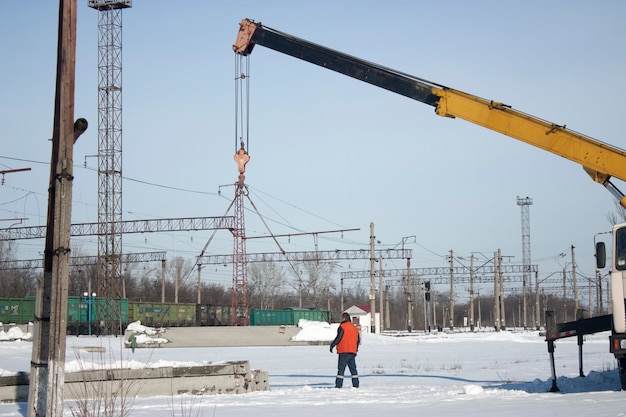 De slinger op een werkplek. Crane werkt.