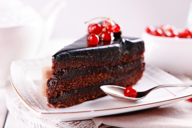 De smakelijke chocoladecake met bessen op lijst sluit omhoog