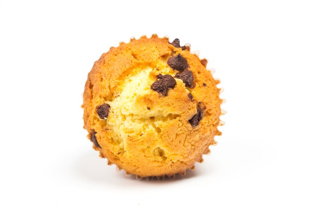 De smakelijke muffins met chocolade die op witte achtergrond wordt geïsoleerd.