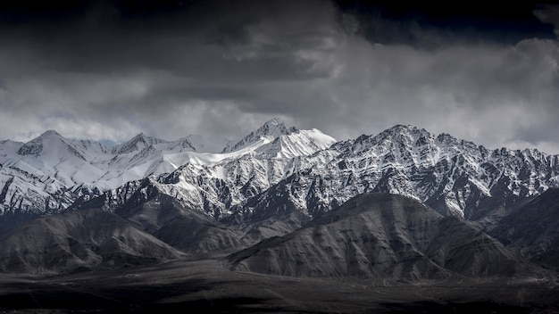 De sneeuwberg van het de winterlandschap met blauwe hemel van leh ladakh india.