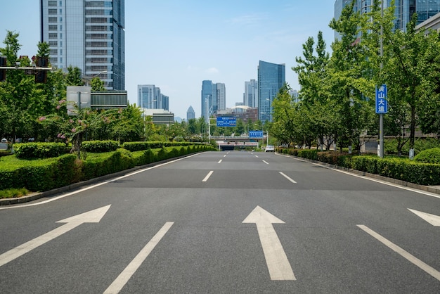 De snelweg en de moderne skyline van de stad bevinden zich in chongqing, china