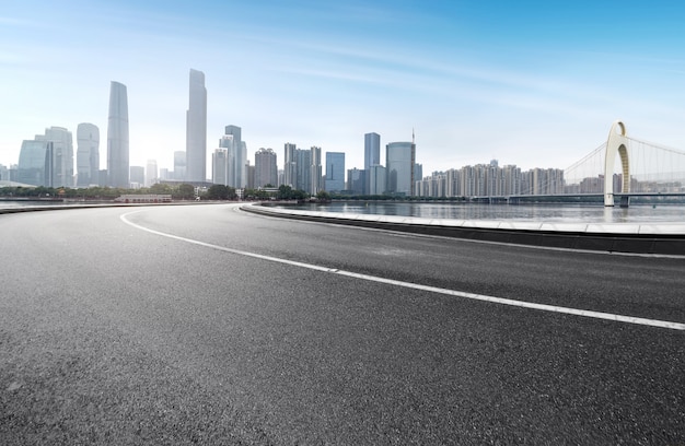 De snelweg en de moderne skyline van de stad zijn in Guangzhou, China.