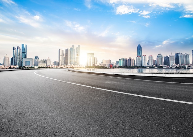 De snelweg en de moderne skyline van de stad zijn in Qingdao, China.