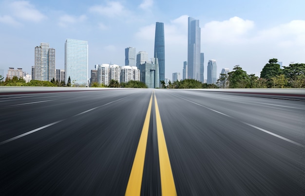 De snelweg en de moderne skyline van de stad