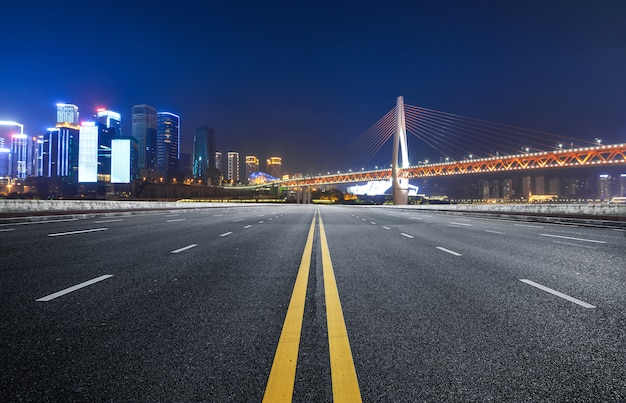 De snelweg en de moderne skyline van de stad