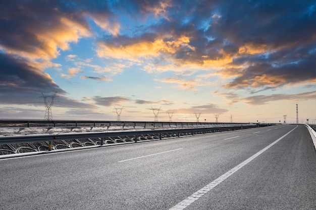 De snelweg tegen de zonsondergang gloed prachtig roadtrip landschap