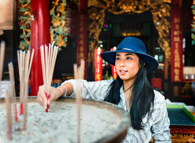 De solo Aziatische vrouwelijke reiziger