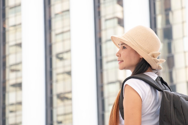 Foto de solo vrouw reist alleen in grote stad