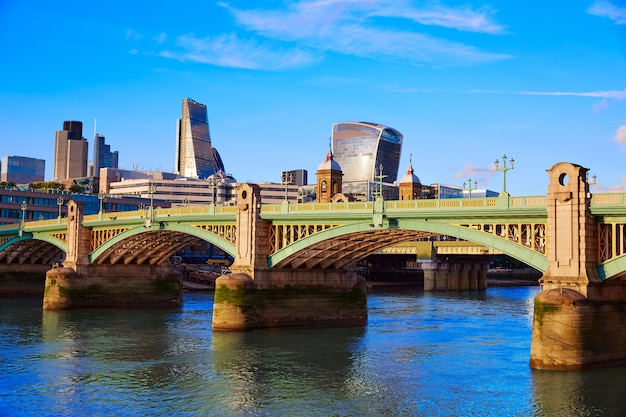 De Southwarkbrug van Londen in de rivier van Theems