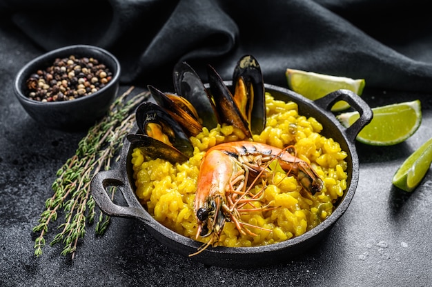 De Spaanse paella met zeevruchtengarnalen, garnalen, mosselen