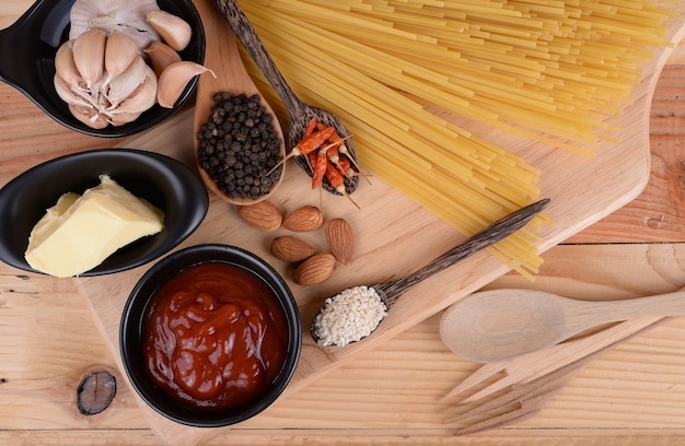 De spaghetti op de houten vloer.