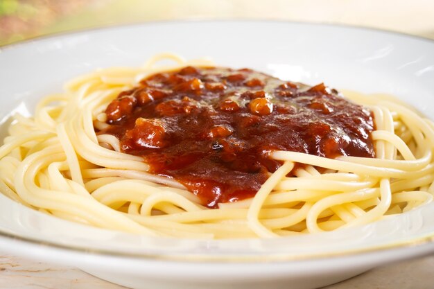 De spaghetti rode saus van de close-up in witte plaat. Italiaans eten.