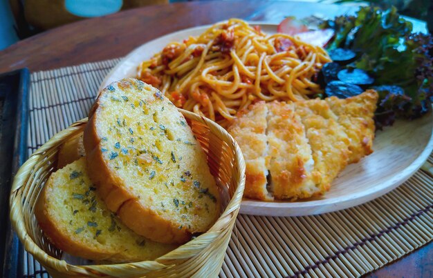 De Spaghetti van het knoflookbrood op bamboemat