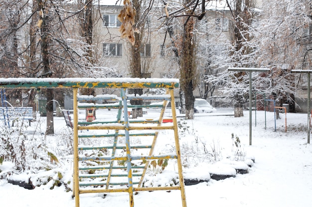 De speeltuin is bedekt met sneeuw