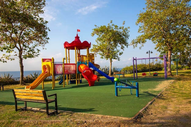 De speeltuin voor kinderen is kleurrijk op een groene tuin Antalya Turkije