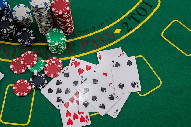 De spelfiches en speelkaarten voor gokken bij gokken
