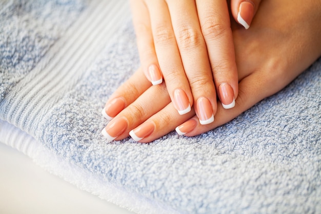 De spijkers van de mooie vrouw met Franse manicure