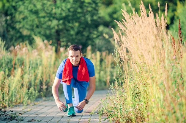 De sportieve jonge mens die sport doet oefent in openlucht in het park uit