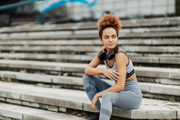 De sportvrouw neemt een pauze