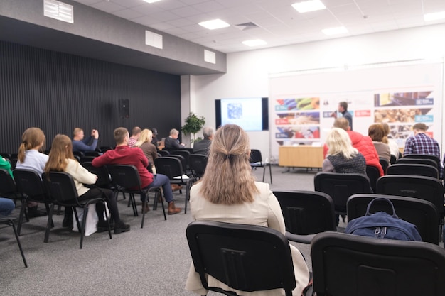 De spreker spreekt in de vergaderruimte op een zakelijk evenement Publiek in de vergaderruimte Bedrijfs- en ondernemersconcept Focus op onherkenbare mensen in het publiek