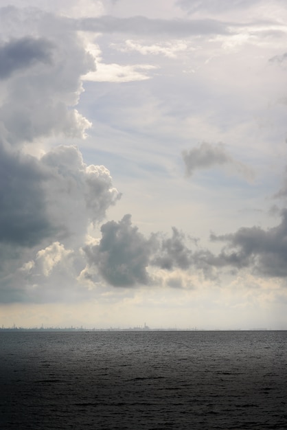 De stad aan de zee met blauwe lucht