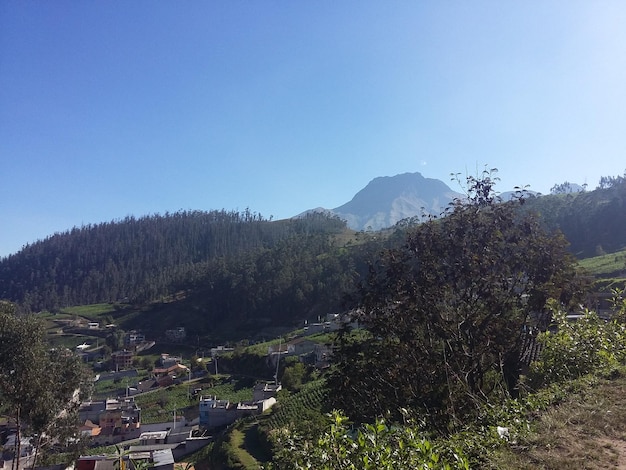 De stad banos aan de voet van de berg in de wolken uitzicht vanaf de hoogte banos