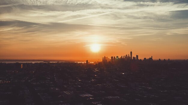 De stad bij zonsondergang