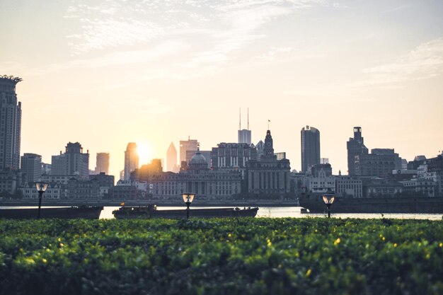 Foto de stad bij zonsondergang